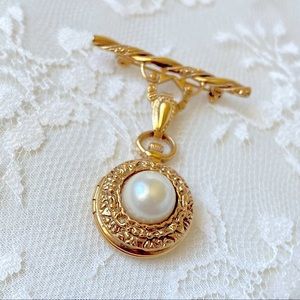 Gold locket brooch pearl vintage retro weddings special occasions Vtg
